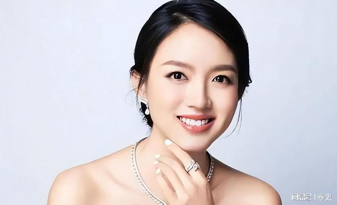 门怀孕6个月上春晚站C位真人生赢家九游会网站艳压奚梦瑶拒嫁30亿豪(图10)