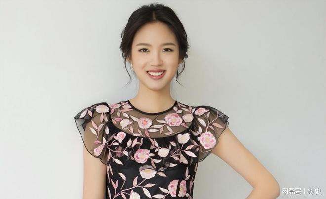 门怀孕6个月上春晚站C位真人生赢家九游会网站艳压奚梦瑶拒嫁30亿豪(图15)