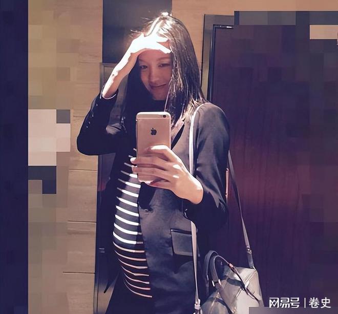 门怀孕6个月上春晚站C位真人生赢家九游会网站艳压奚梦瑶拒嫁30亿豪(图18)